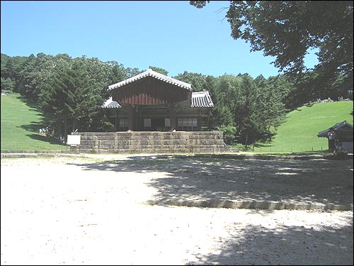 가운데 정자각을 두고 세조와 세조비가 묻혀있는 광릉의 정경 